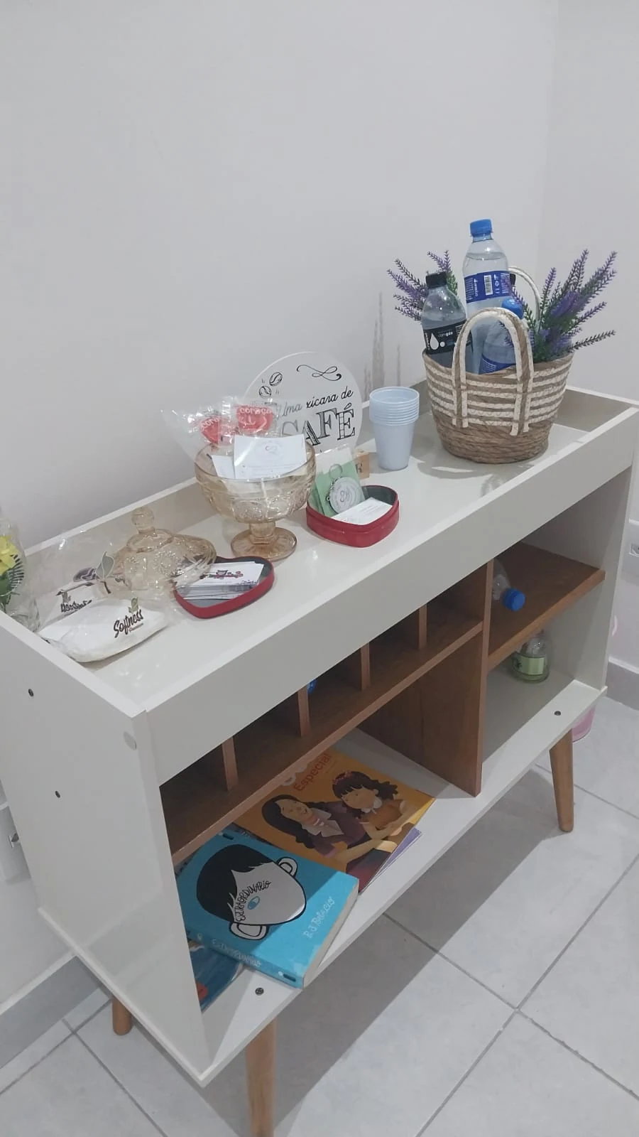 Cantinho de acolhimento com água, livros e plantas